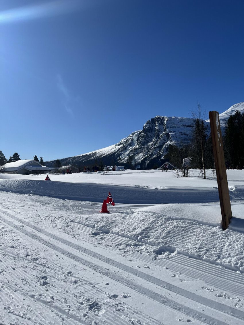 Langrennsløypa på Svøo med Hydnefossen, Storehorn og Veslehorn i bakgrunnen. Galleribilde