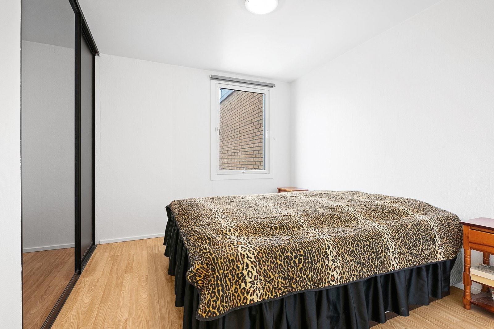 Hovedsoverommet har plass til dobbeltseng og også her er det montert skyvedørsgarderobe Galleribilde