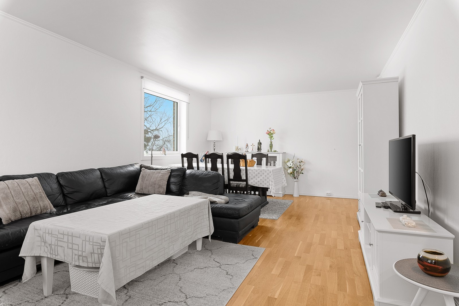 Fra kjøkkendel mot spisestue Galleribilde