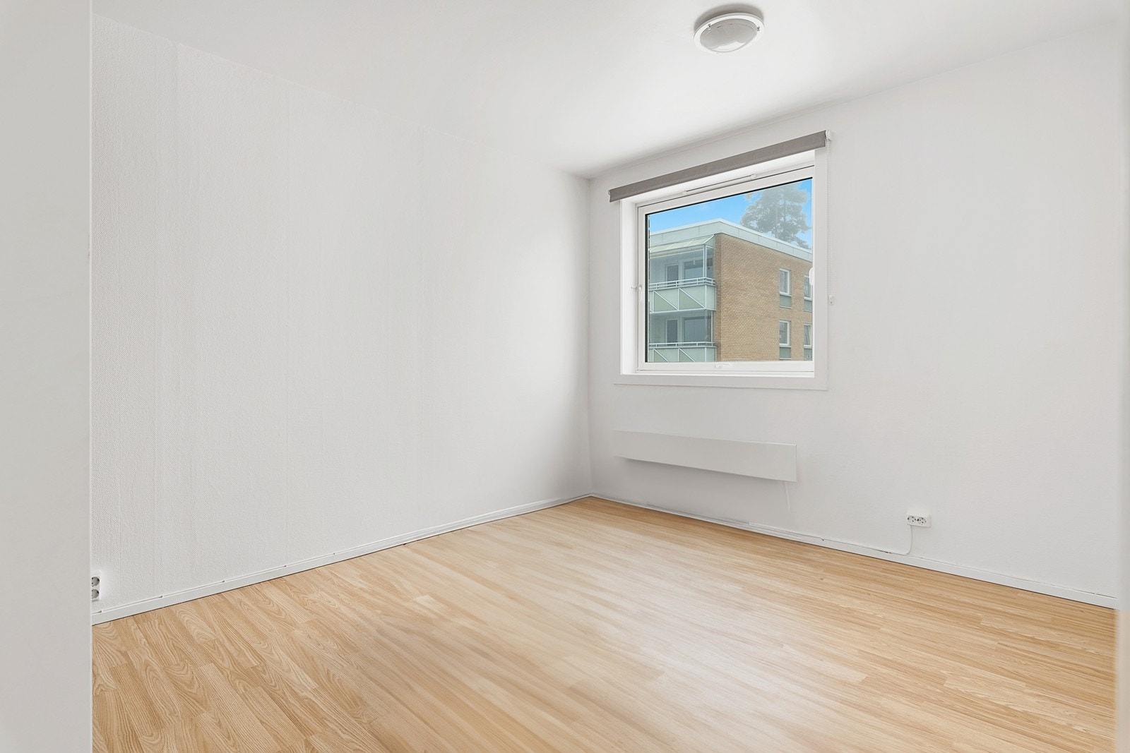 Soverom 3 er romslig, og har montert skyvedørsgarderobe i likhet med de andre soverommene Galleribilde