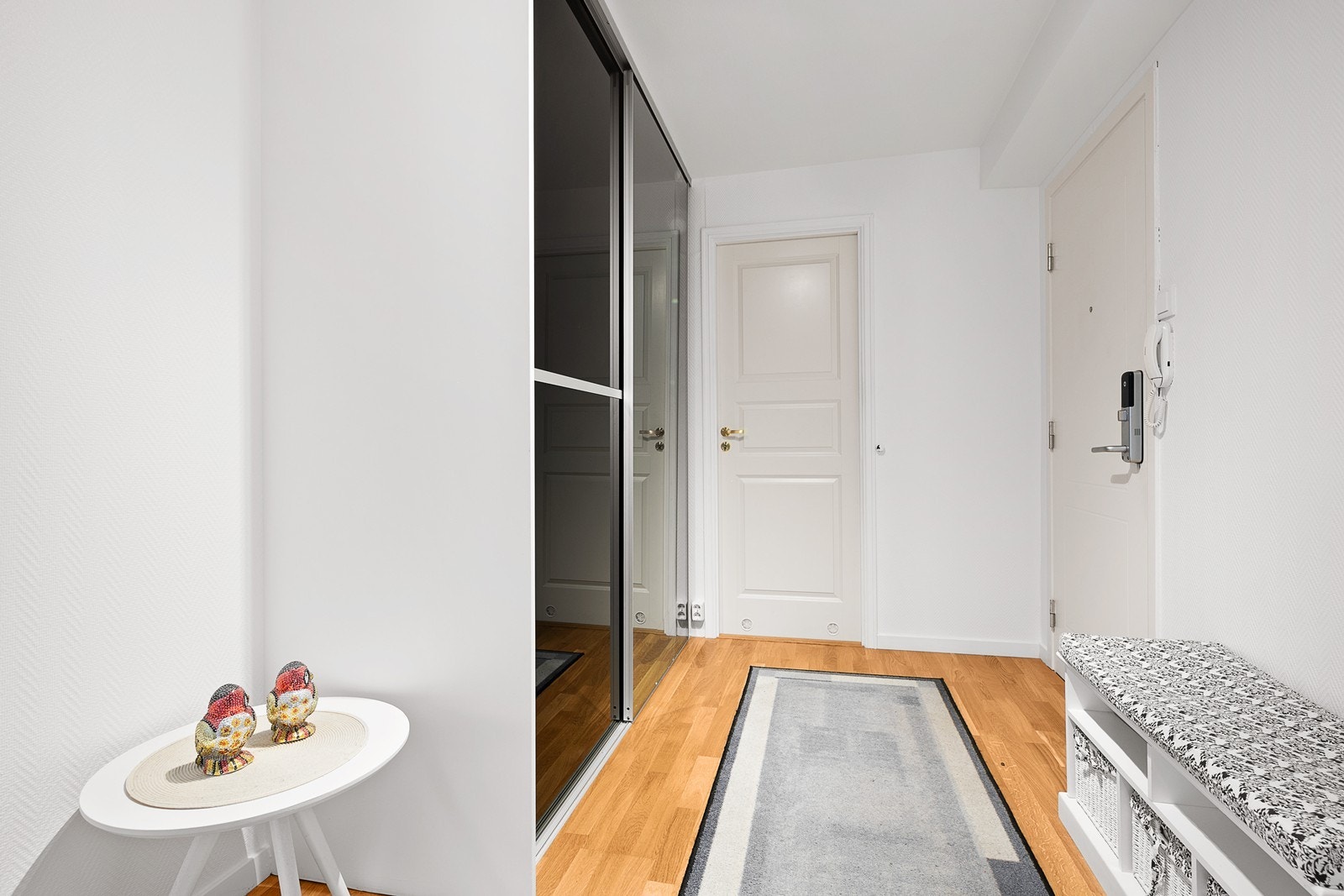 I entren er det montert skyvedørsgarderobe med innredning Galleribilde