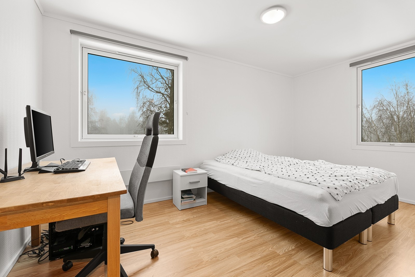 Soverom 2 er også av god størrelse med plass til dobbeltseng, og er beliggende på hjørnet med to vinduer Galleribilde