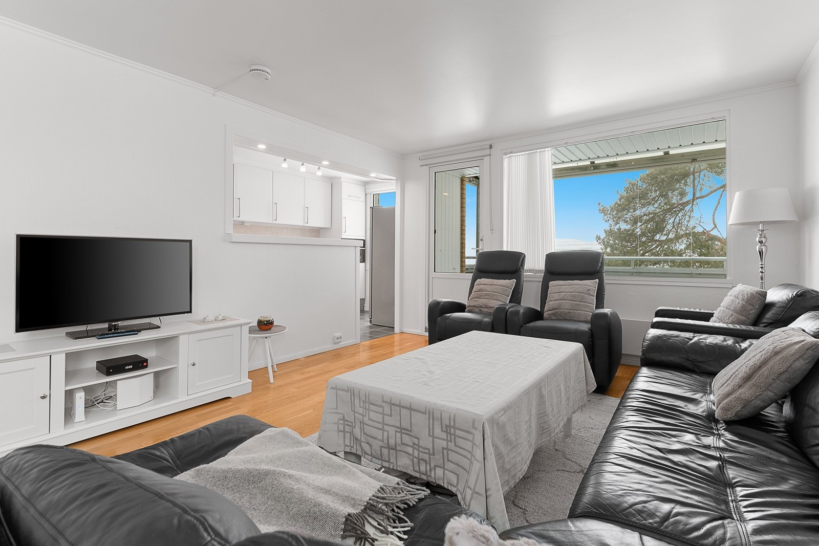 Fra stuen er det utgang til innglasset balkong, og det er delvis åpnet opp mot kjøkkenet Galleribilde