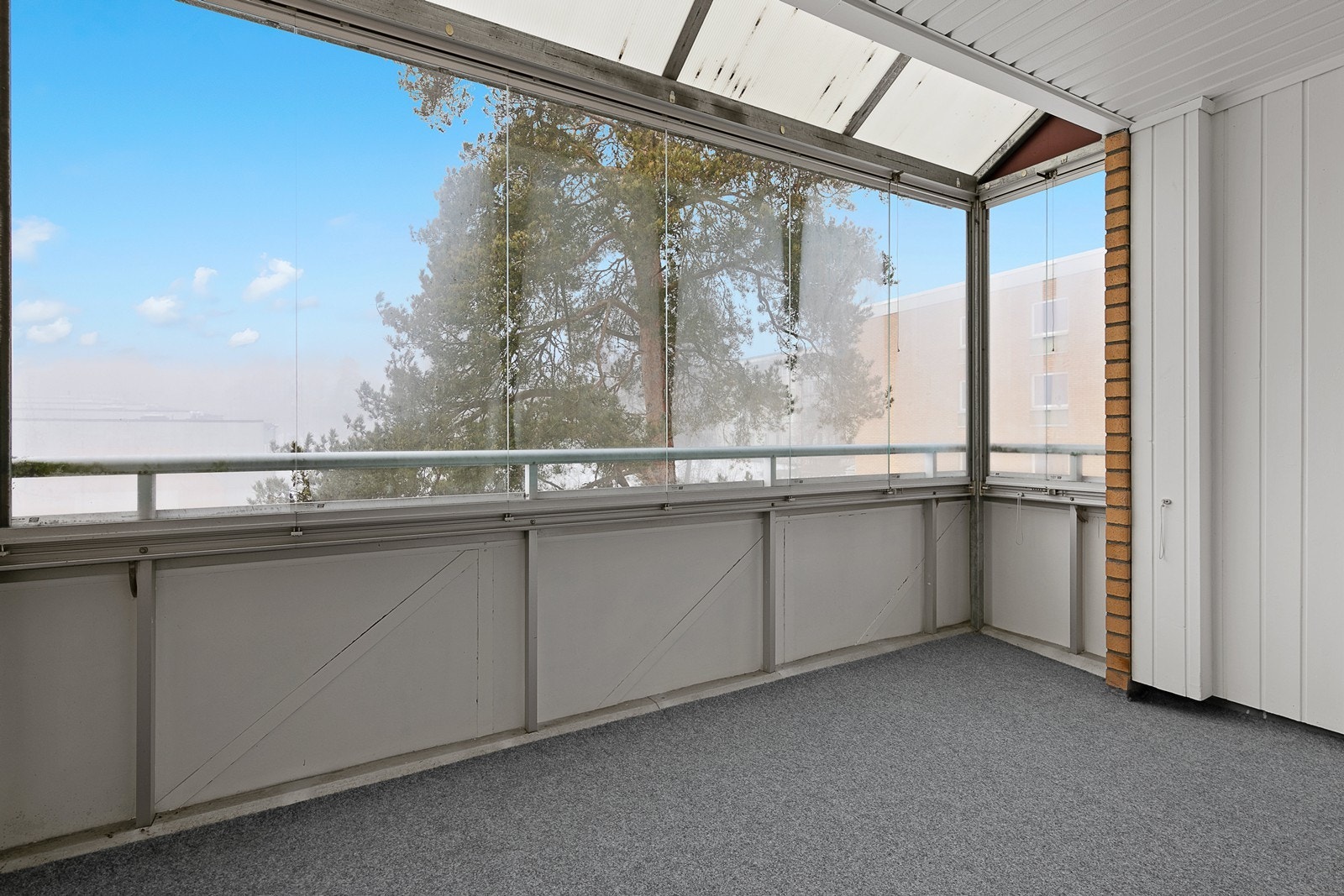 Innglasset balkong gir en lun og skjermet uteplass Galleribilde