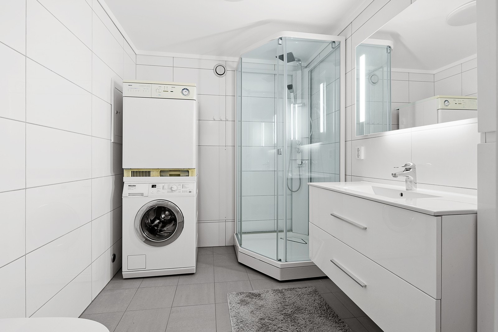 Lekkert, helfliset bad med opplegg til vaskemaskin Galleribilde