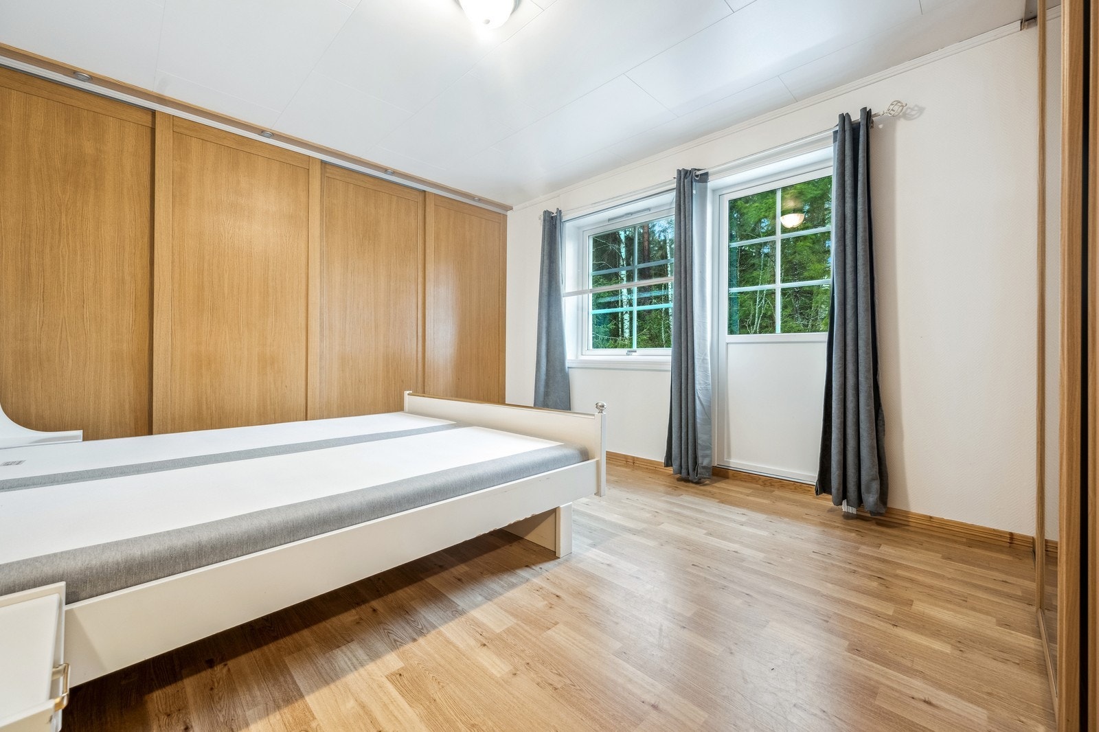 Hovedsoverom med stor garderobe og stor seng. Galleribilde