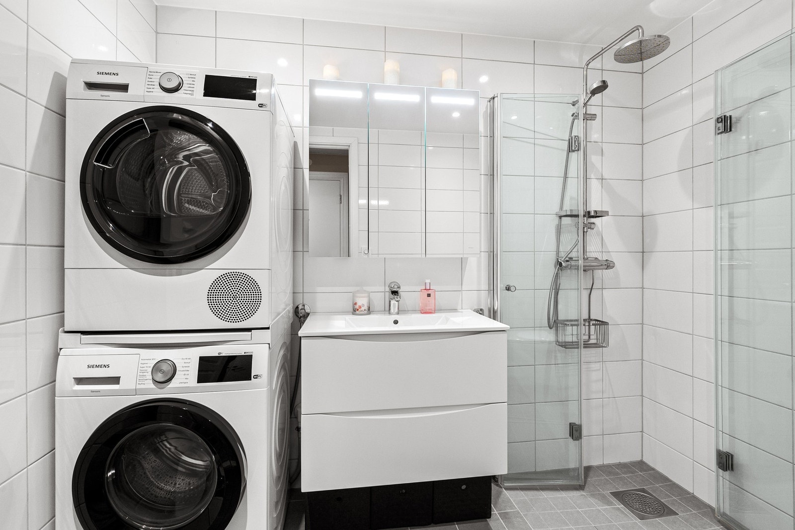 Det er plass til vaskemaskin og tørketrommel på badet. Galleribilde