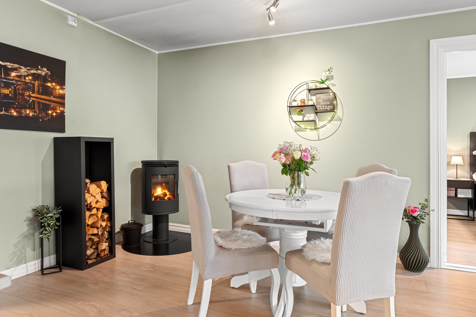 Det er vedfyring i stuen. Galleribilde