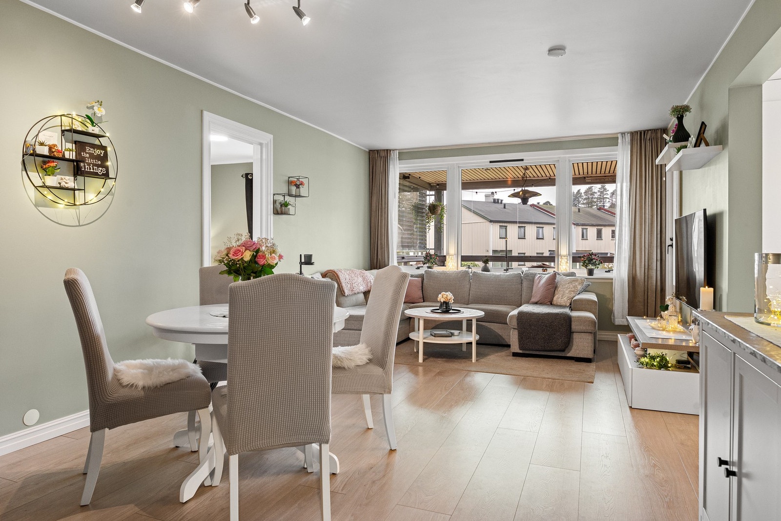 Romslig stue med plass til sofagruppe og spisestue. Galleribilde