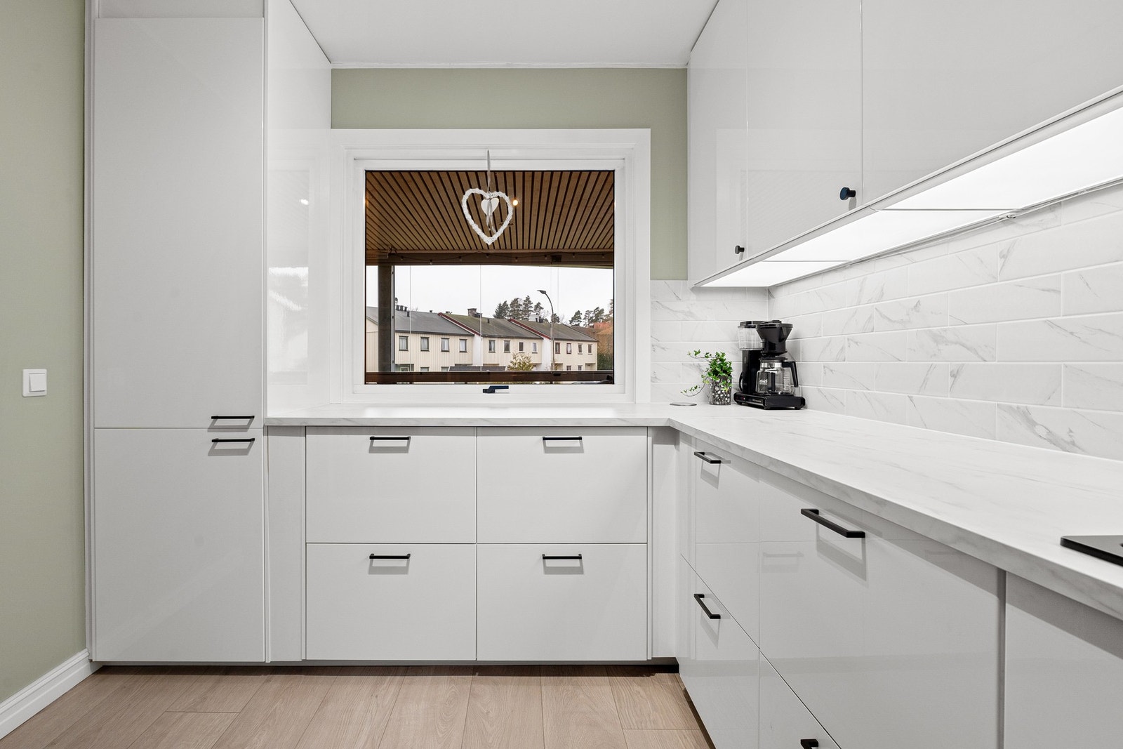 Det er mye skap- og benkeplass som gir et praktisk og funksjonelt kjøkken. Galleribilde