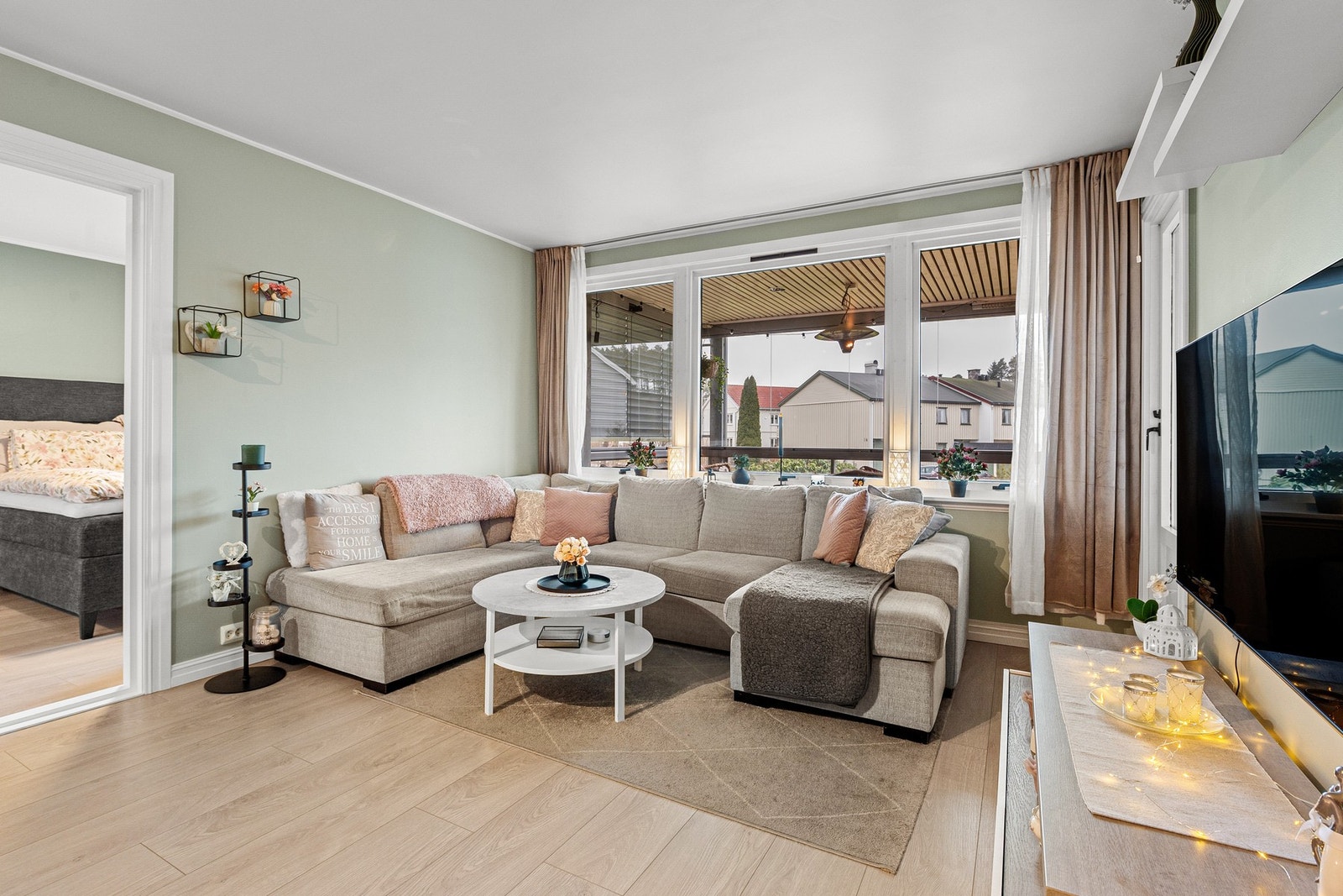 De store vinduene sikrer godt med naturlig lys inn i leiligheten. Galleribilde