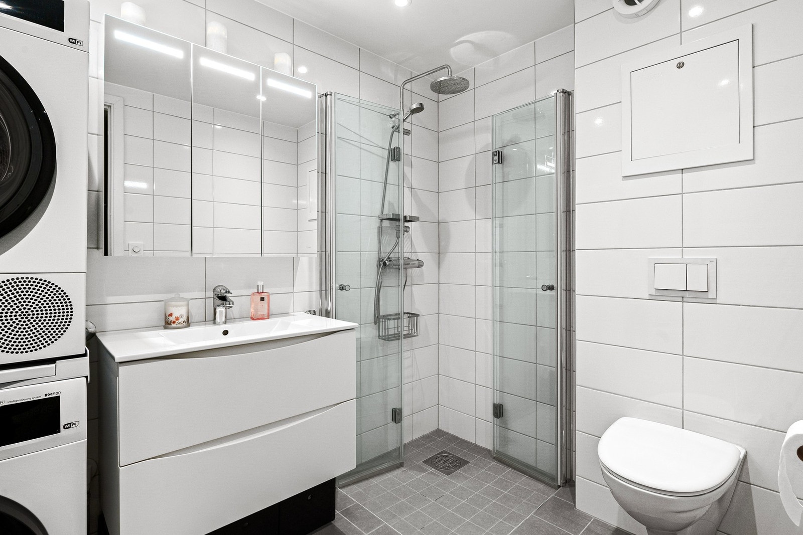 Nyere bad som er innredet med servantskap, dusjhjørne og veggehengt wc. Galleribilde