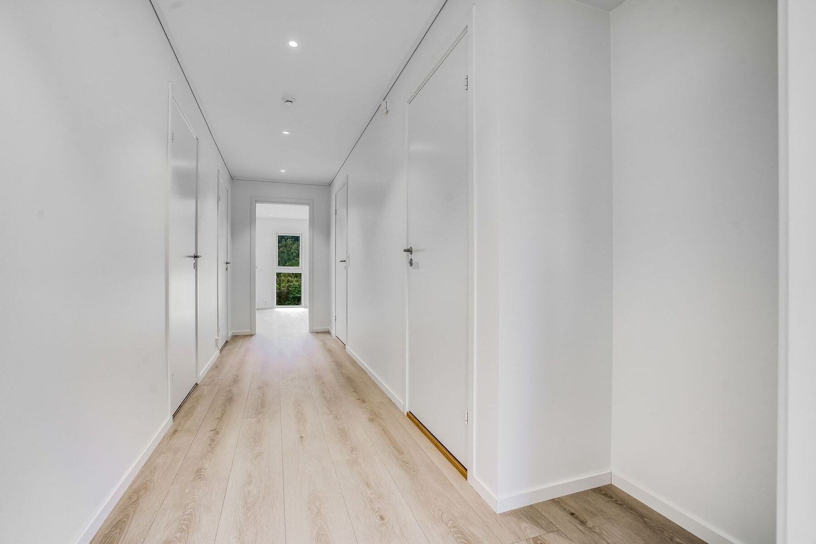 Leiligheten fremstår som moderne og tidsriktig med lyse overflater. Galleribilde