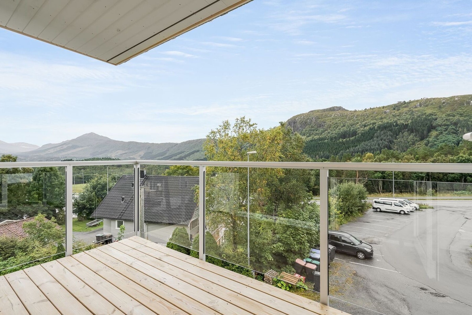 Romslig terrasse med god plass til utemøbler. Gode solforhold. Galleribilde
