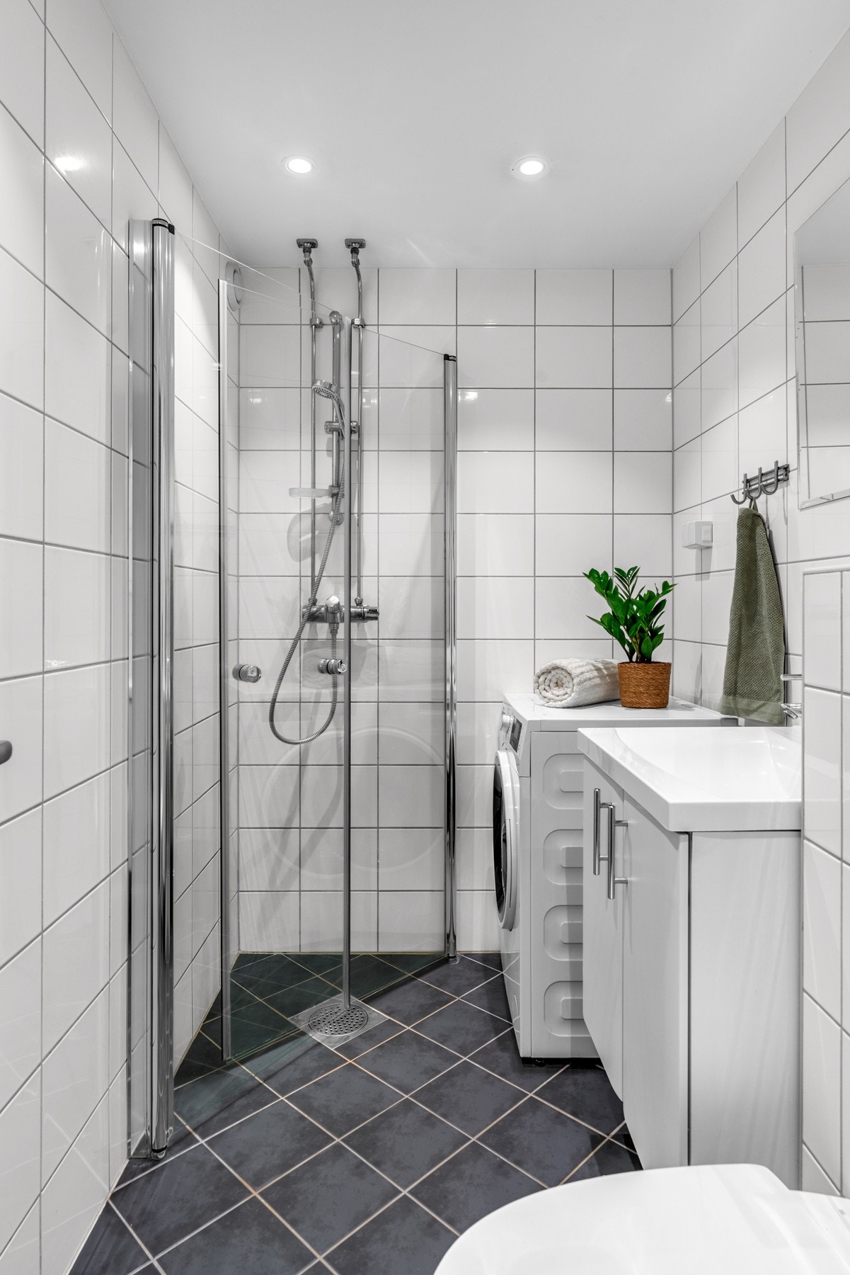 Badet ble totalrenovert i regi av borettslaget i 2010, og fremstår som velholdt og pent. Galleribilde