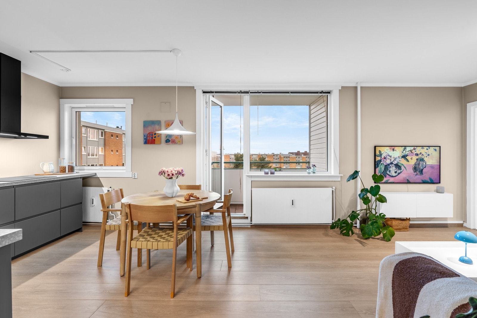 Leiligheten får godt med naturlig lysinnslipp via store vindusflater mot nordvest. Vinduene og balkongdøren ble skiftet i regi av brl. i 2017. Galleribilde