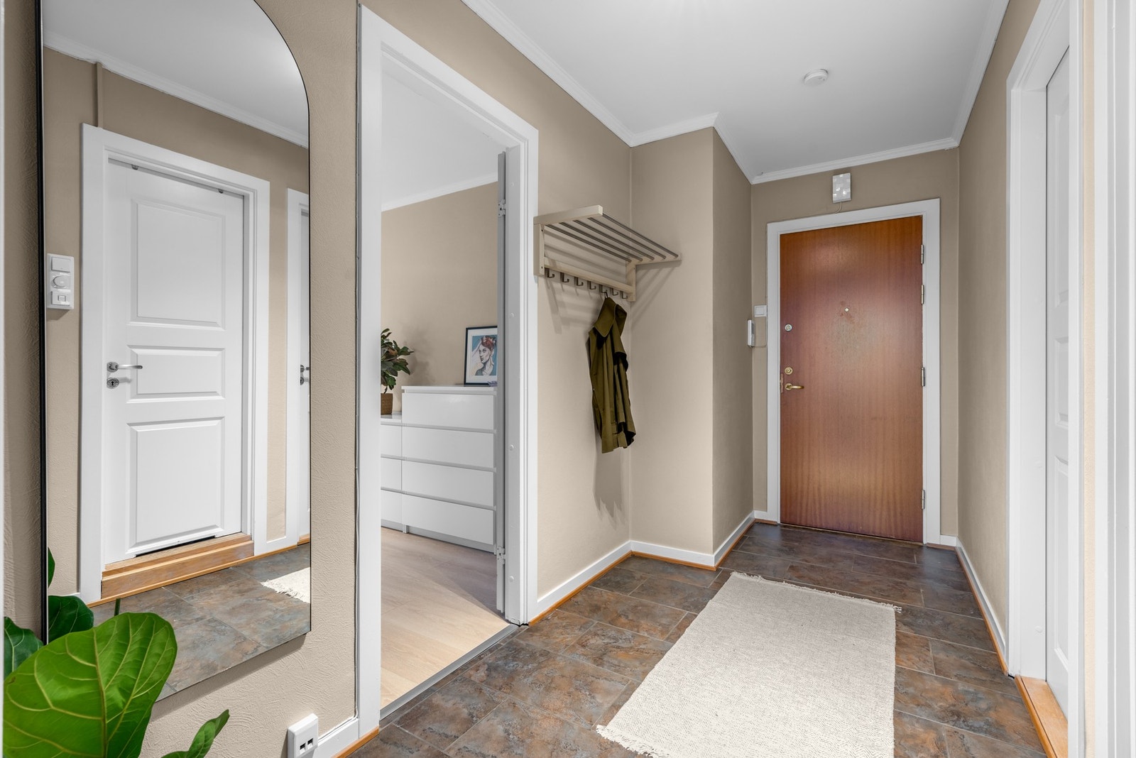 Velkommen inn i en pen og funksjonell leilighet. Leiligheten ligger i andre etasje og har enkel adkomst via en felles oppgang med heis. Galleribilde