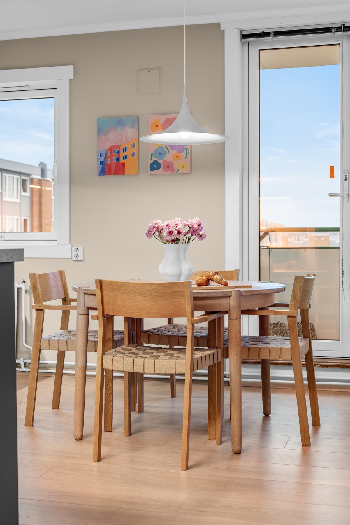 I sonen mellom kjøkkenet og stuen passer det utmerket å innrede med et spisebord. Galleribilde