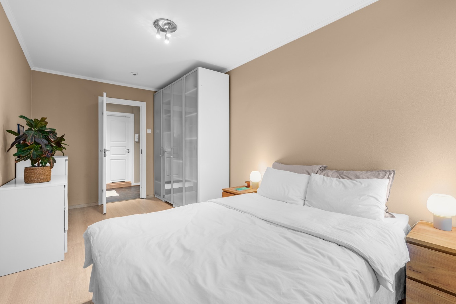 Her det er stort garderobeskap for oppbevaring. Ytterligere lagring finnes i to boder på til sammen 7 kvm. Galleribilde