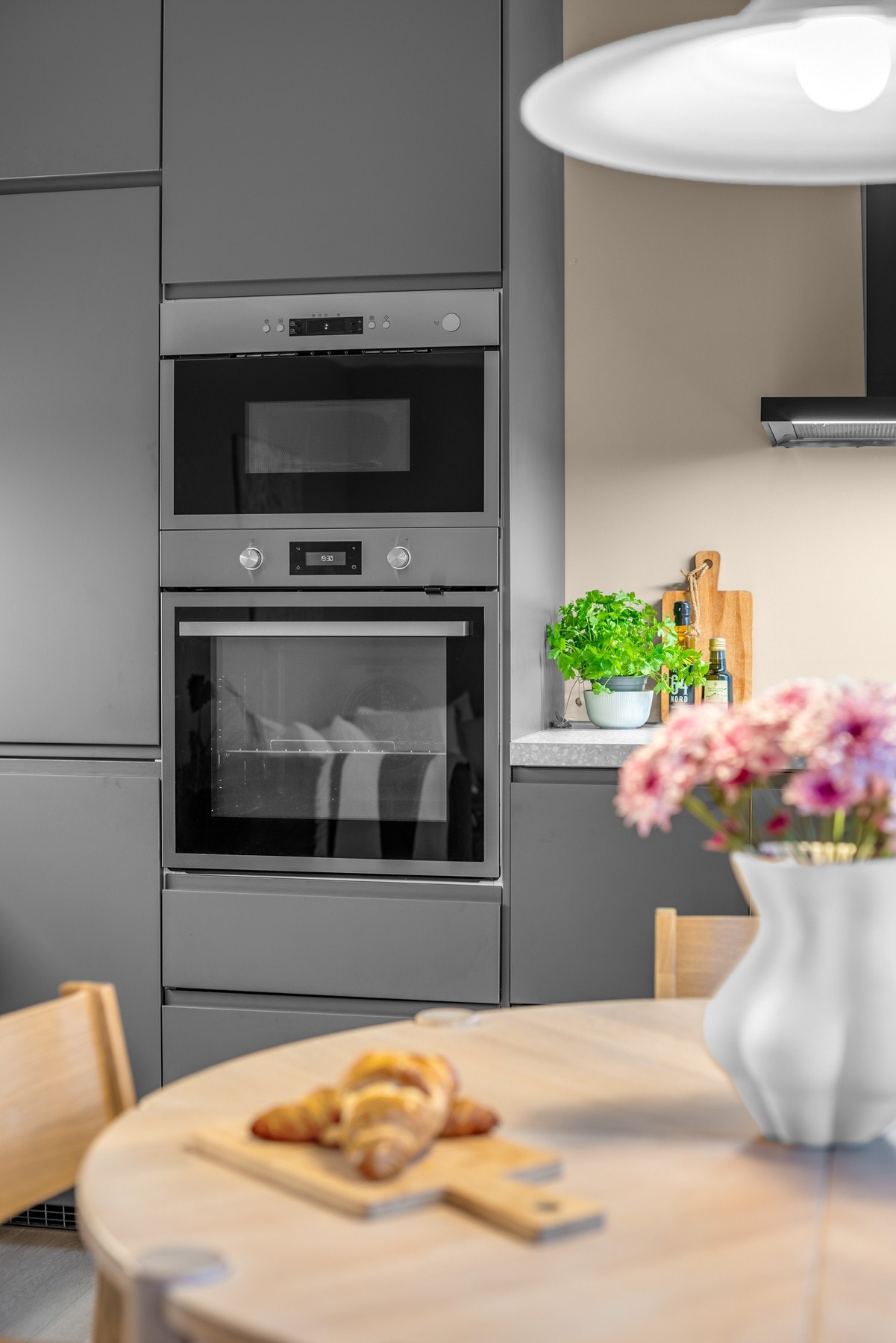 Alle hvitevarene er integrerte, bestående av platetopp, stekeovn, kjøleskap, oppvaskmaskin og mikrobølgeovn. Ovnene er praktisk plassert i et høyskap. Galleribilde