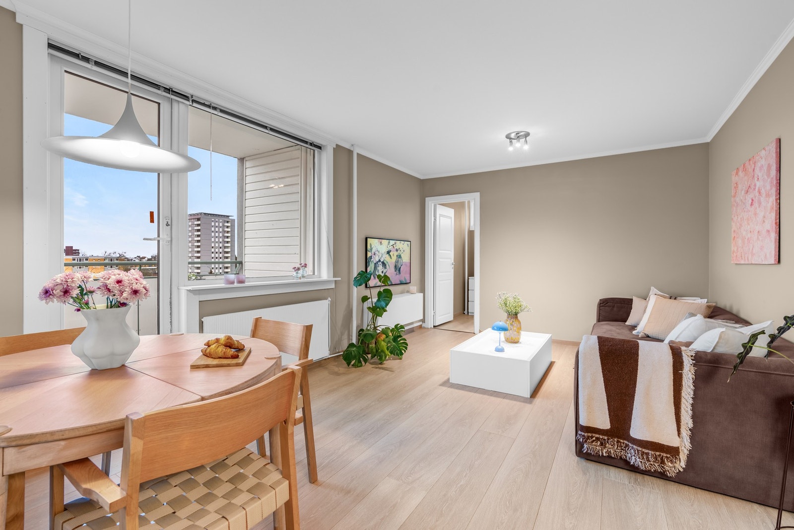 Utformingen gjør stuen enkel å møblere, og rommet er naturlig inndelt i ulike brukssoner. Galleribilde