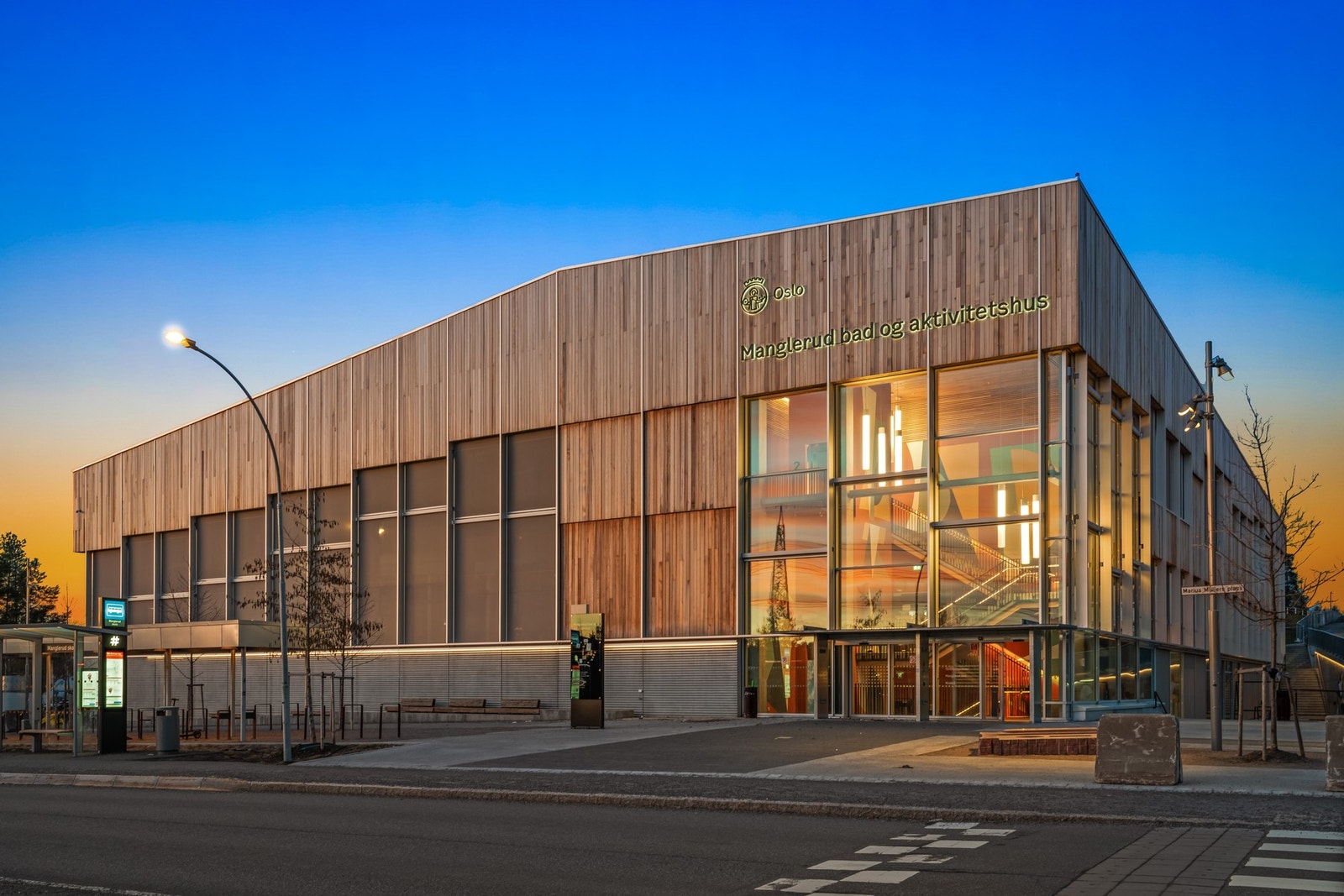 Leiligheten ligger i gangavstand fra Manglerud bad. Her finner du også Manglerud idrettspark med utendørs og innendørs fotballbane, ishall og golfsimulator. Galleribilde