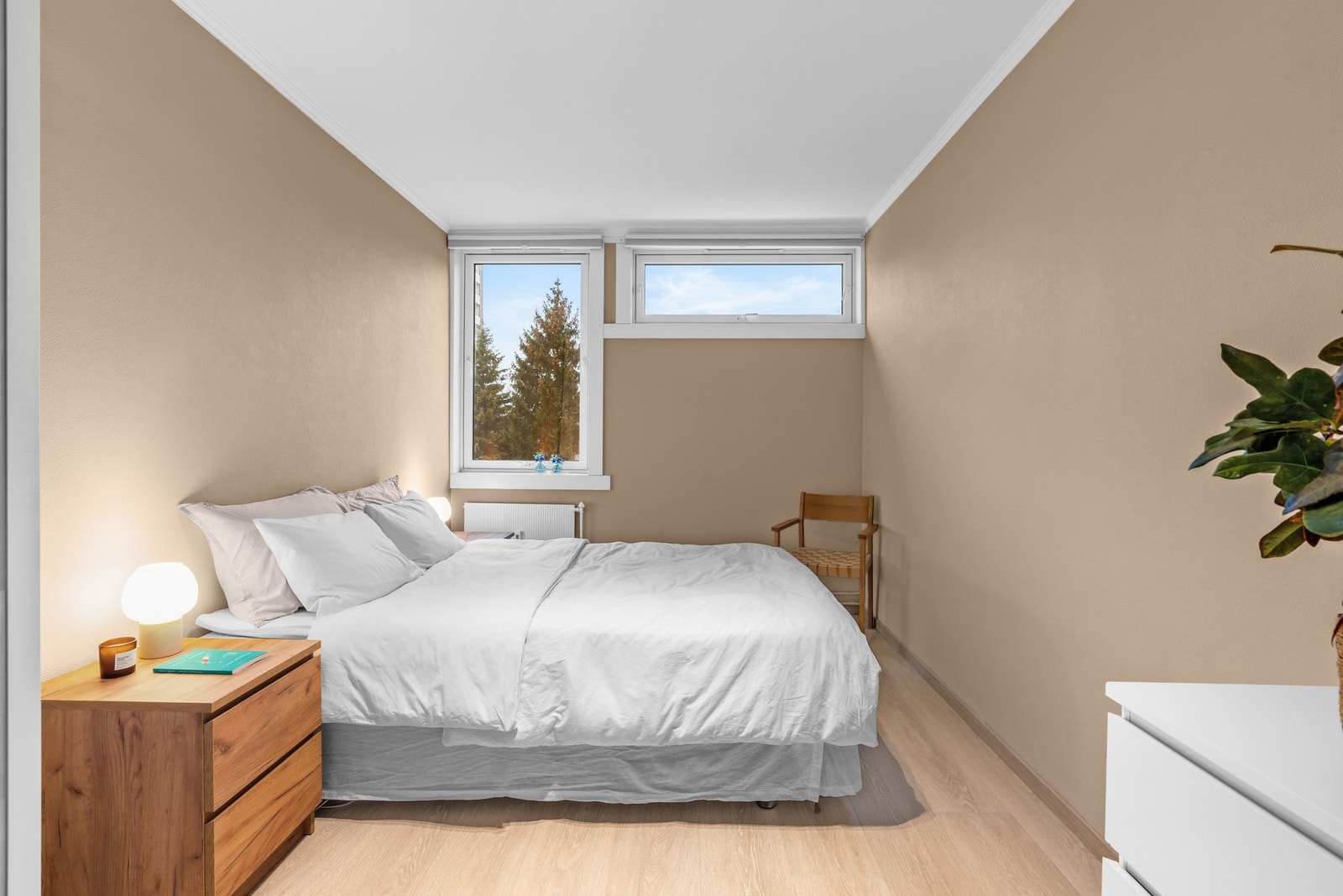 Hovedsoverommet er meget romslig, med god plass til både dobbeltseng og annet møblement. Galleribilde