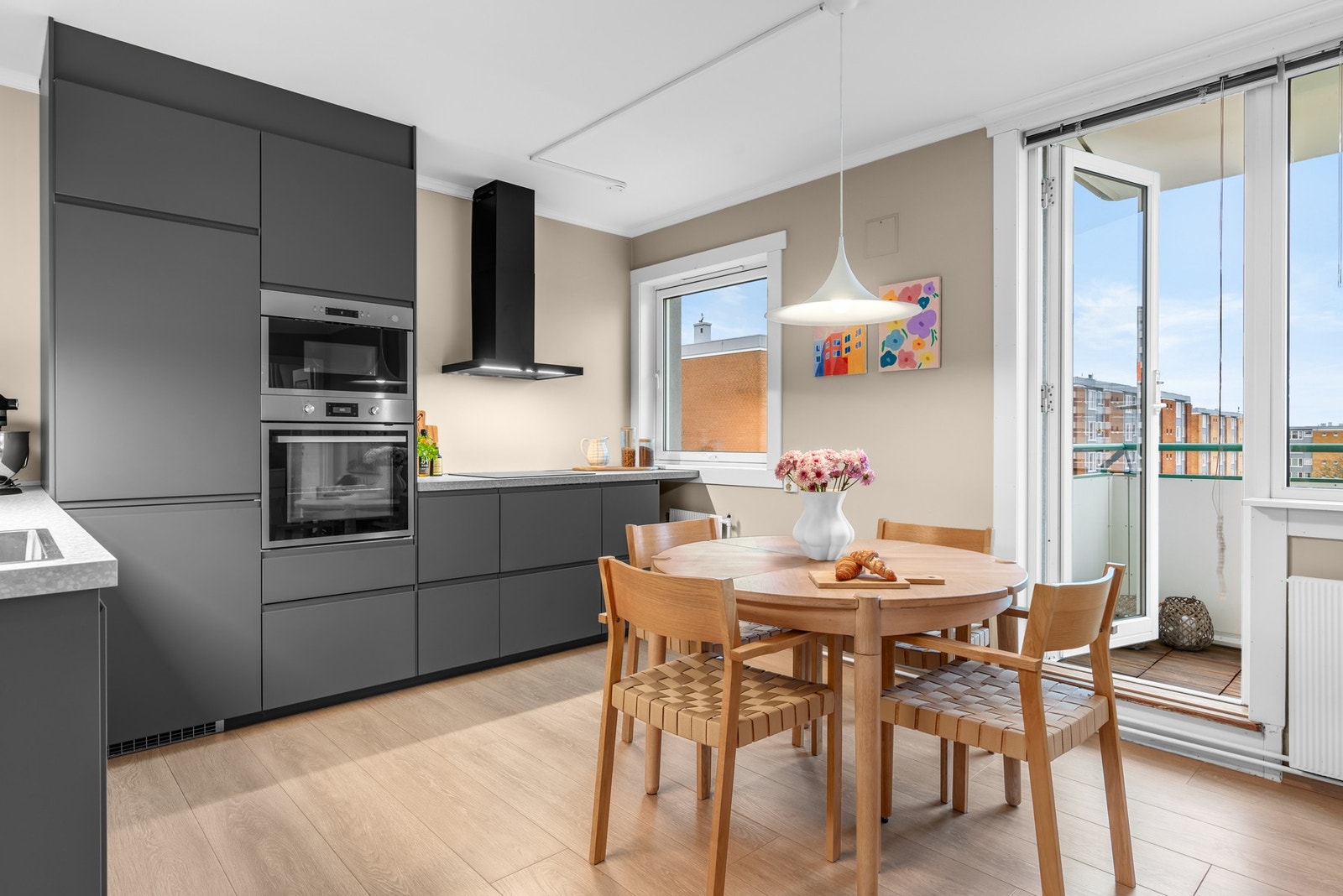 Sammen med kjøkkenet utgjør stuen et åpent og pent allrom med god atmosfære. Stuegulvet har 1-stavs laminat fra 2021, som står godt til vegger malt i en dus tone. Galleribilde