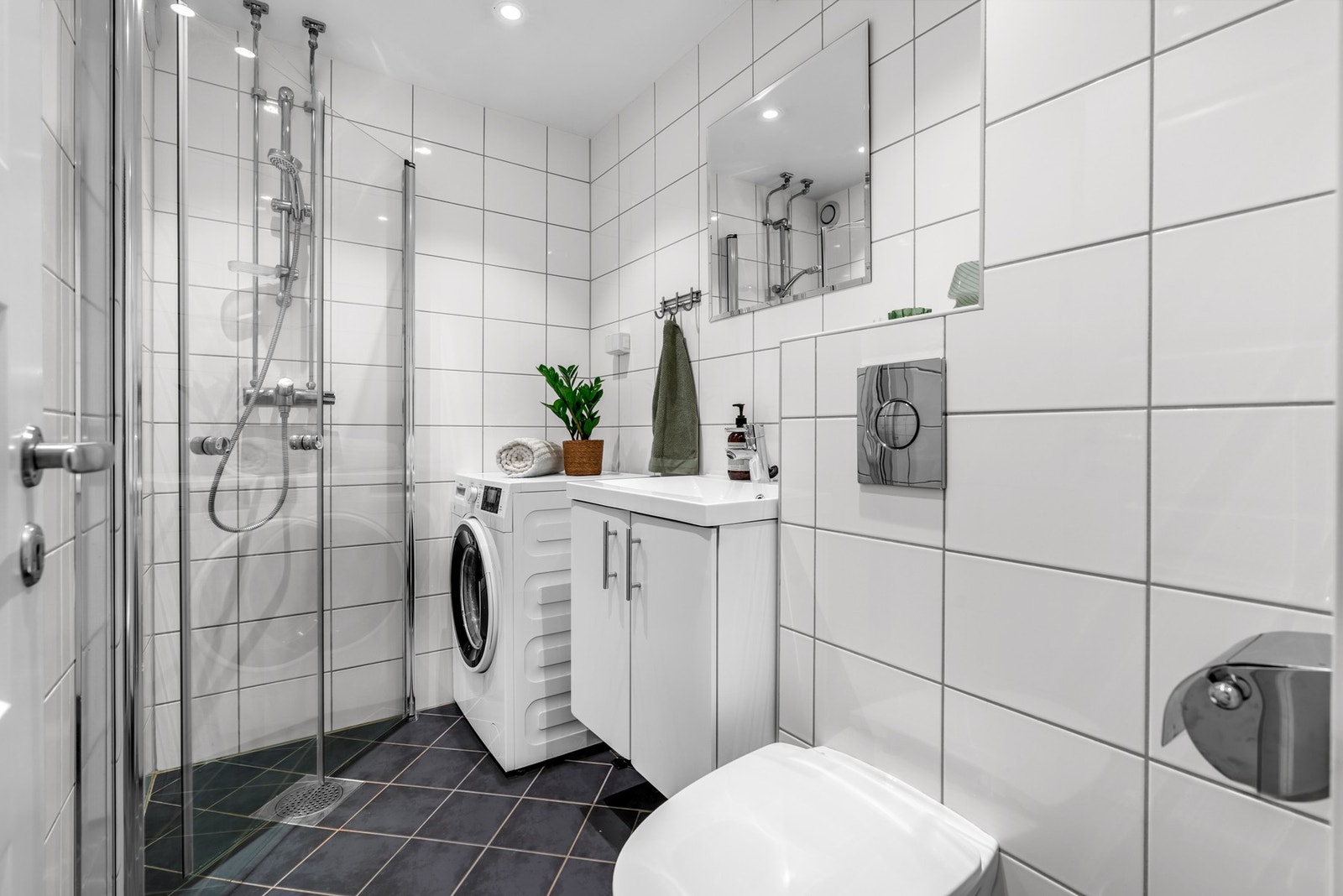 Opplegg for vaskemaskin er etablert, og på badet er det toalett og et dusjhjørne med innfellbare glassdører. Galleribilde