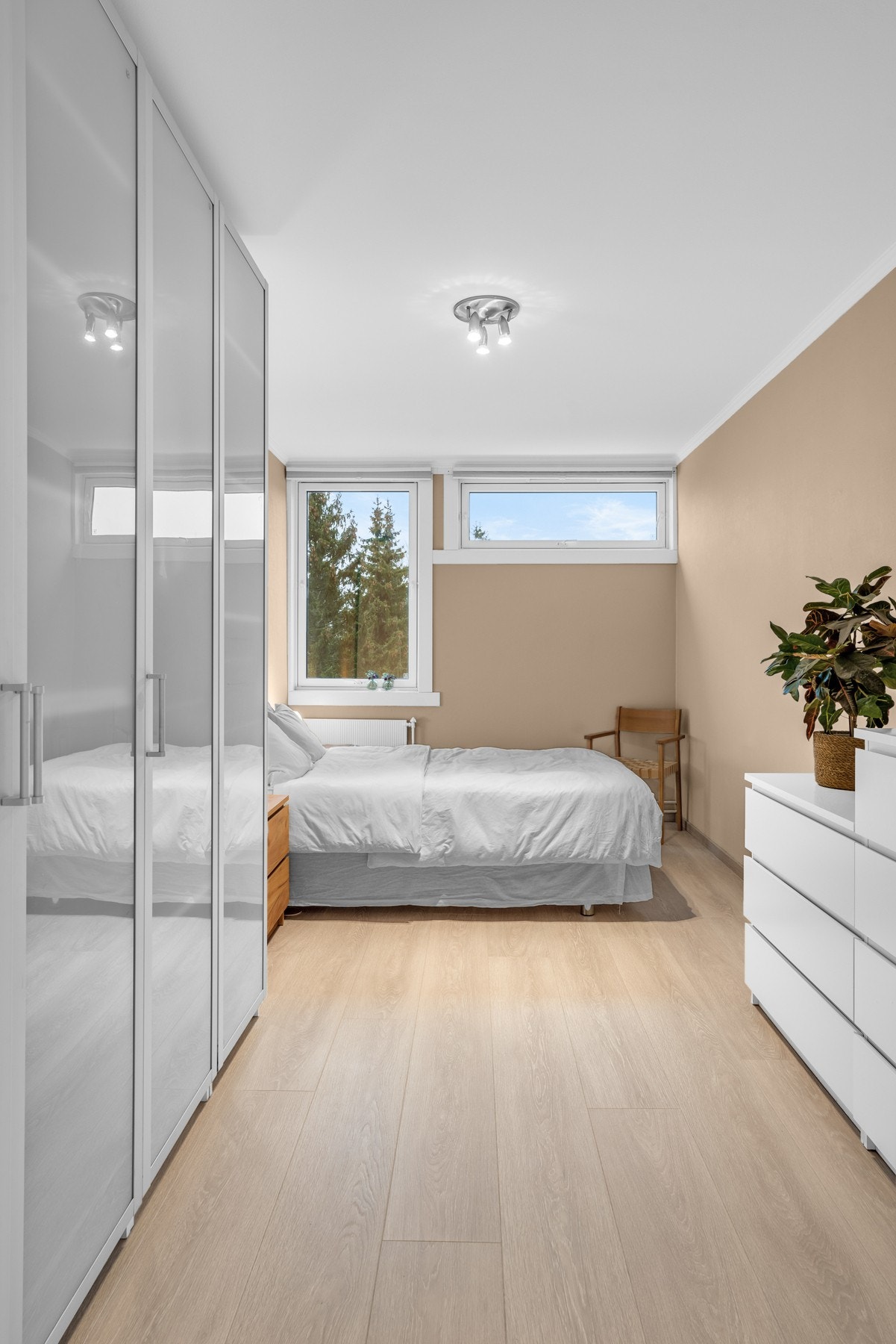 To pene soverom ligger vegg i vegg, malt i en dus tone for en behagelig atmosfære. Galleribilde