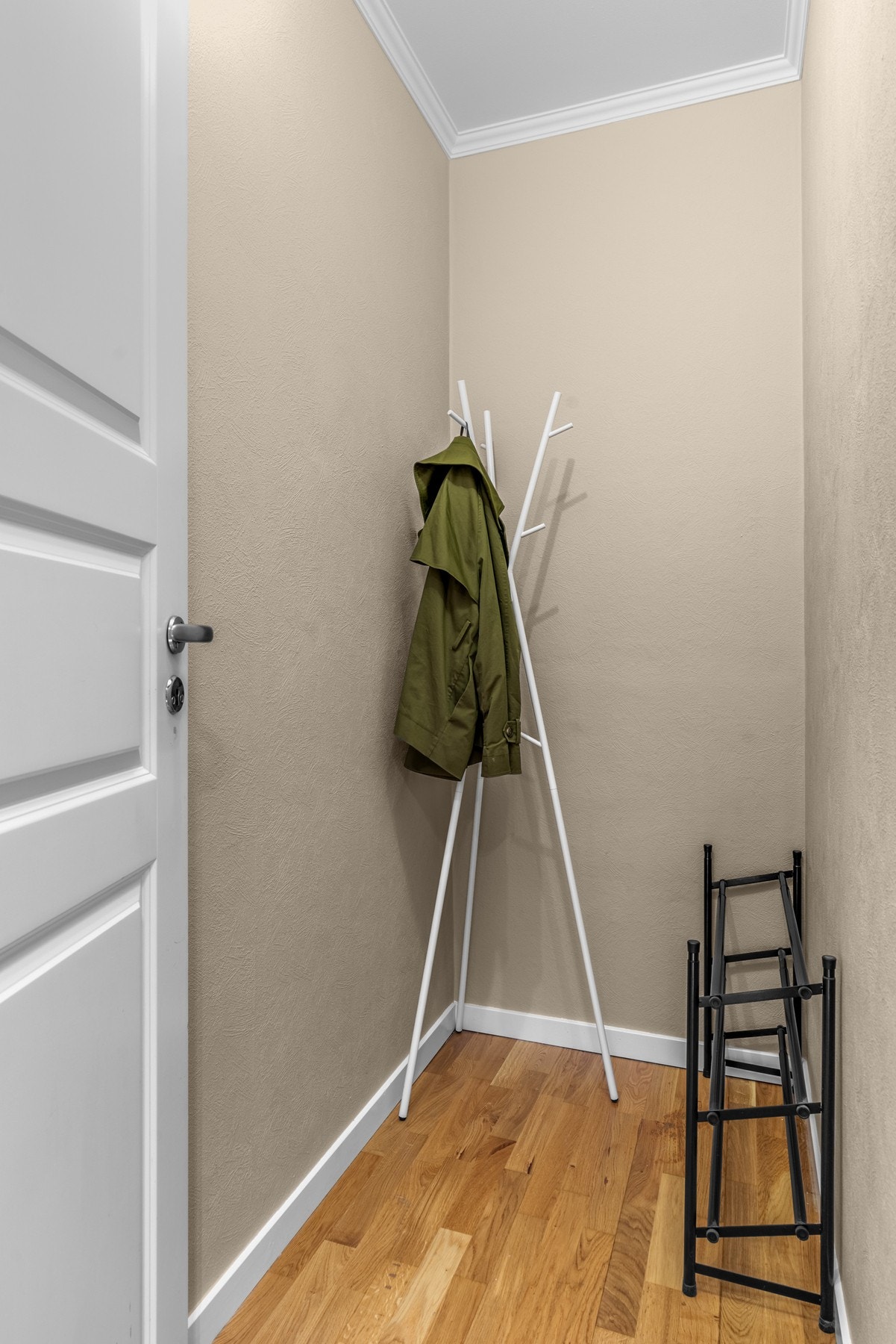 Tilliggende gangen har leiligheten en praktisk bod for oppbevaring av yttertøy og diverse utstyr. Galleribilde