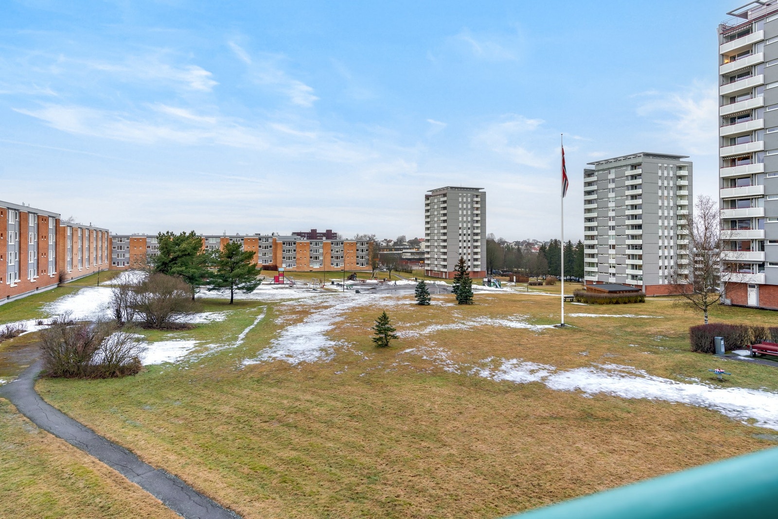 Balkongen oppleves lun og skjermet, og vender ut mot et fint fellesområde med store grøntarealer. Galleribilde