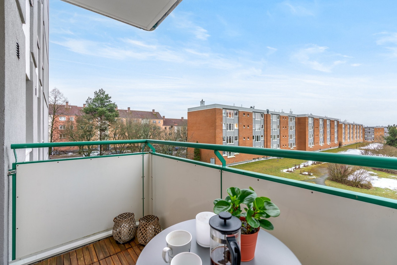 Fra stuen er det utgang til en overbygd og nordvestvendt balkong på ca. 3,25 kvm. Galleribilde