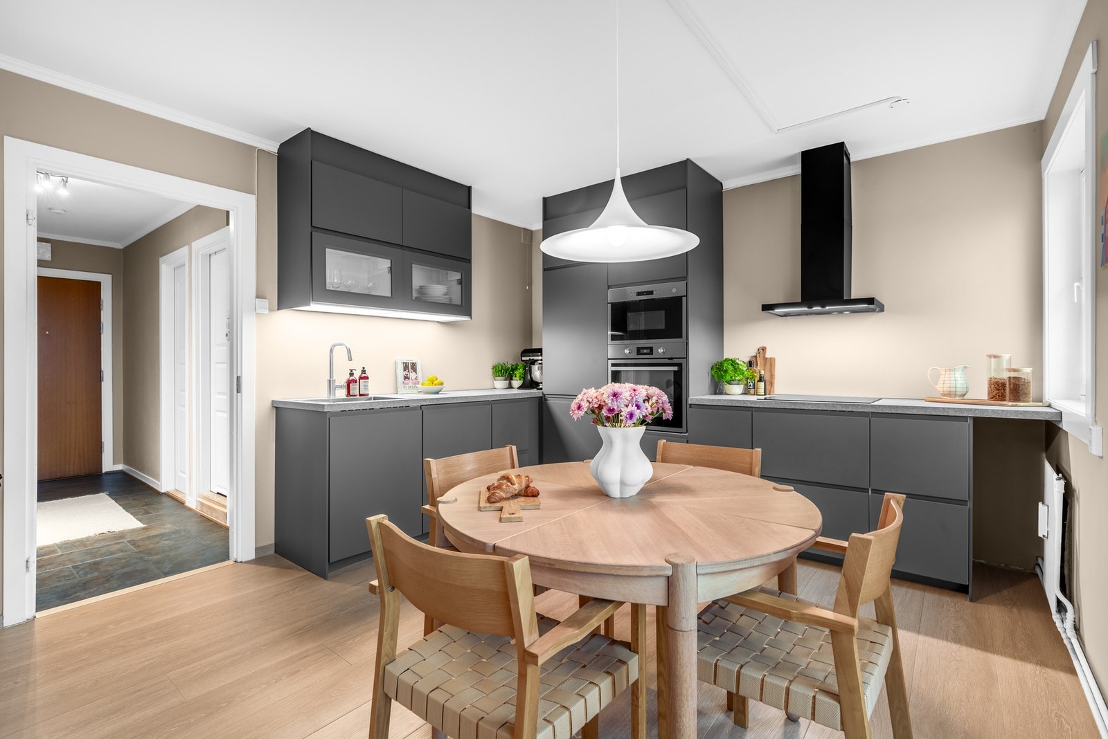 For et luftigere uttrykk er flere overskap droppet til fordel for åpne flater, men det er likevel godt med skap- og skuffeplass på kjøkkenet. Galleribilde