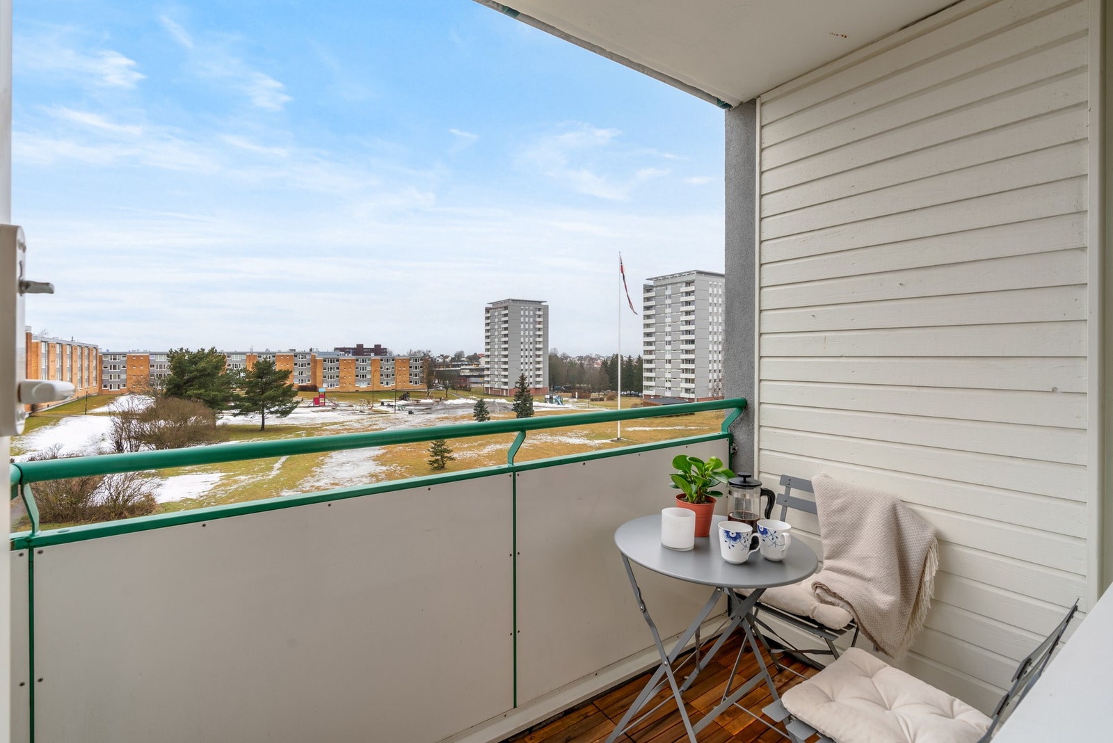 Rugveien 38 er en lys og pen 3-roms hjørneleilighet med heis, solrik balkong og pent kjøkken fra 2021. Galleribilde