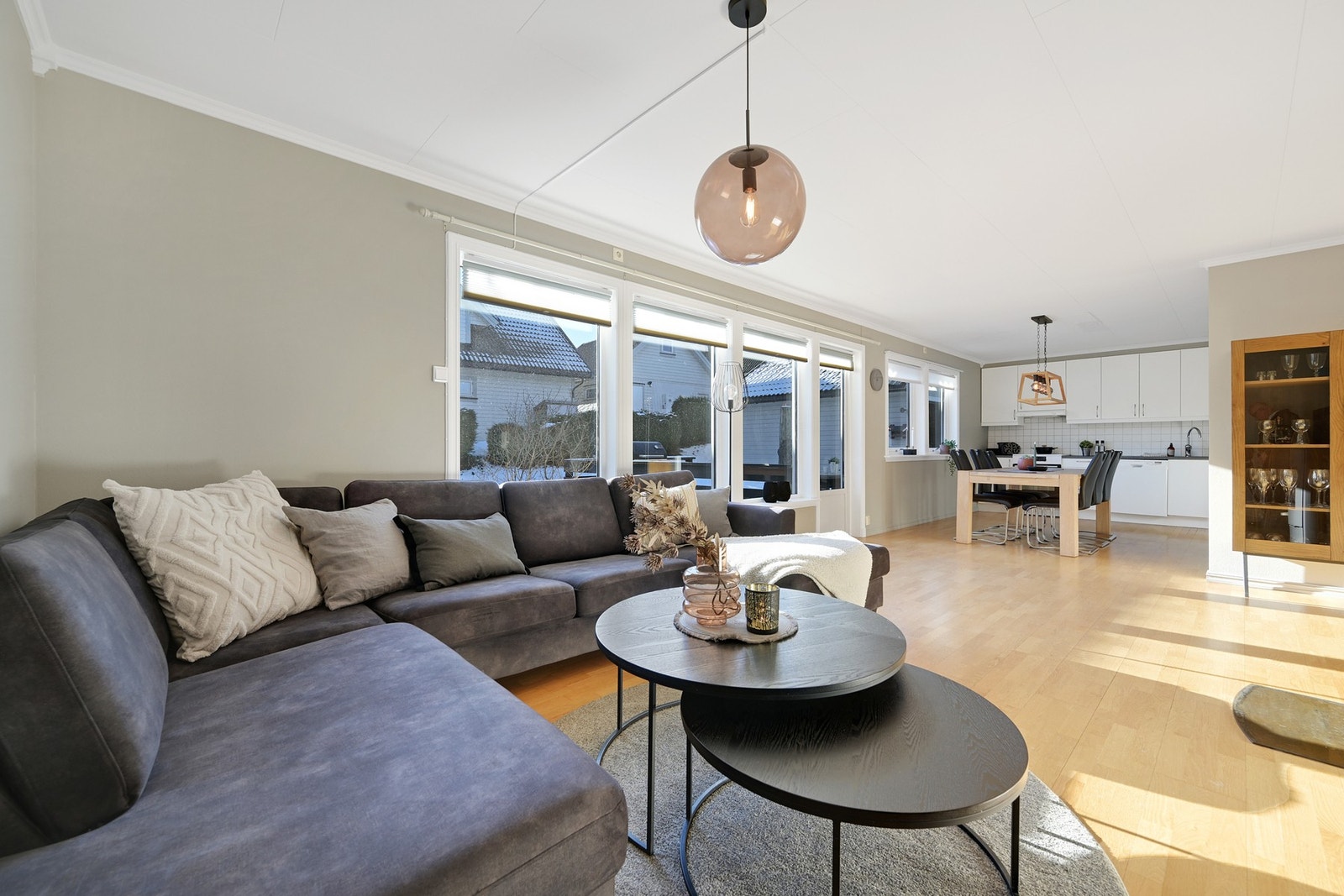 God plass i stuen til både en sofakrok og stort spisebord Galleribilde