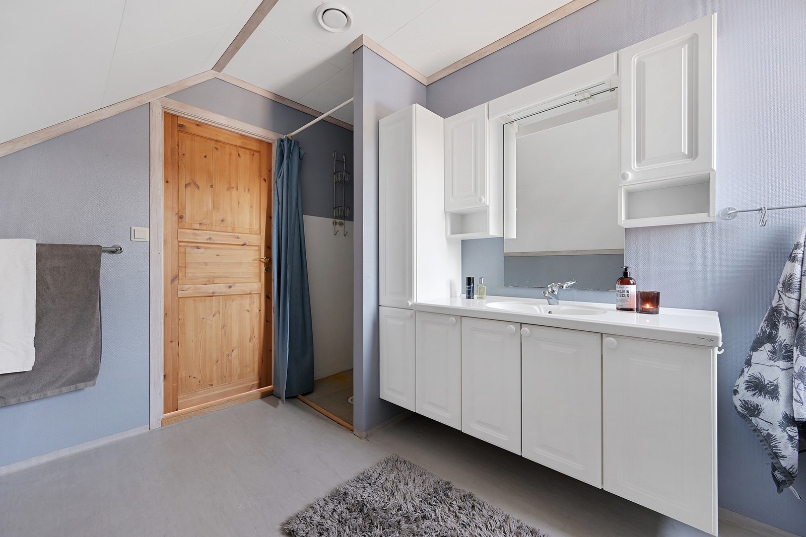 Stor servant, dusjnisje og gulvstående toalett Galleribilde