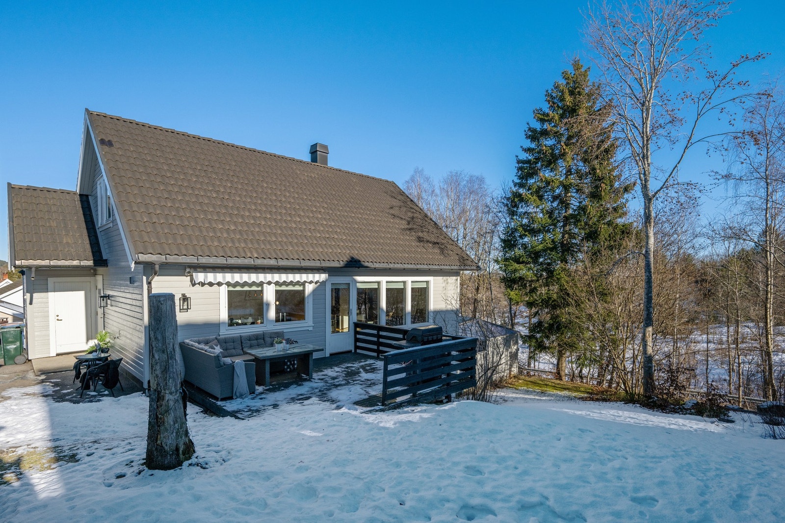 Boligen har egen solrik uteplass Galleribilde