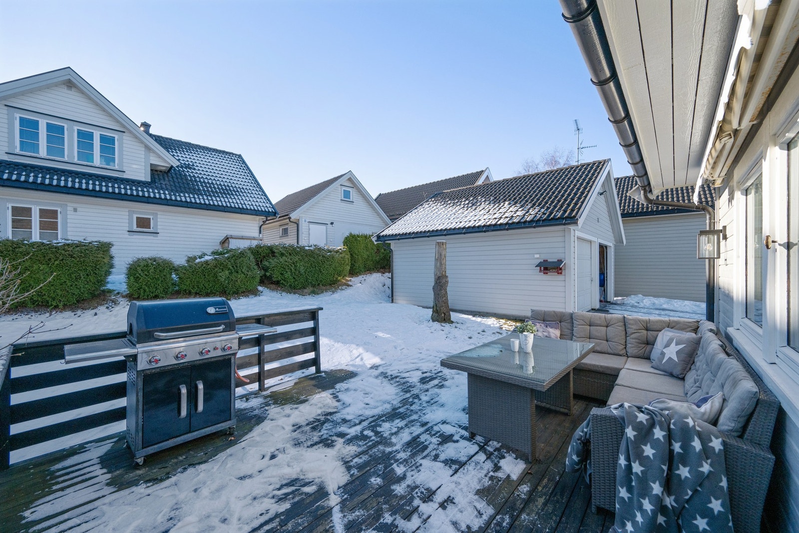 Platting med plass til utemøbler og grill Galleribilde