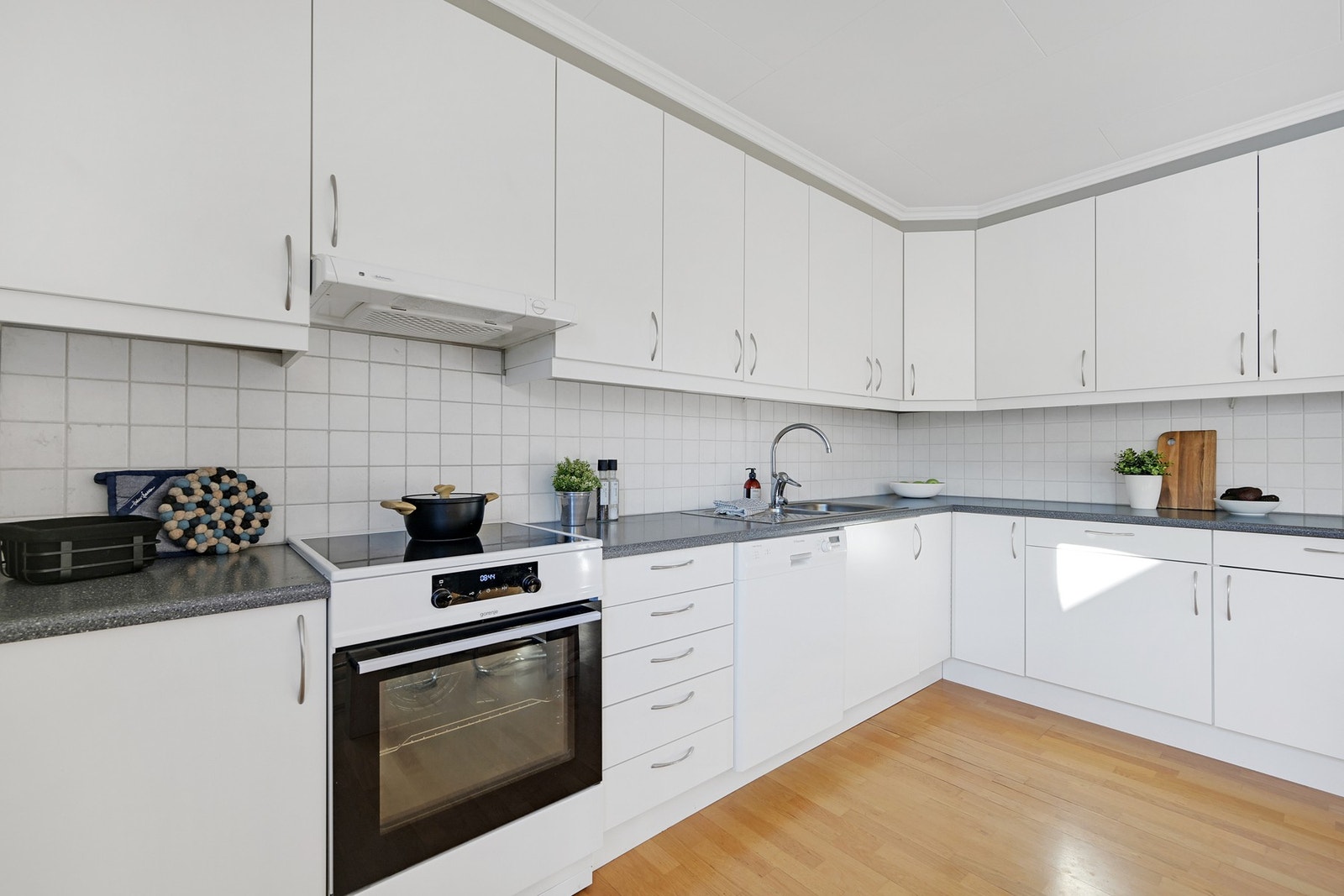 Hvite slette fronter på kjøkkenet Galleribilde