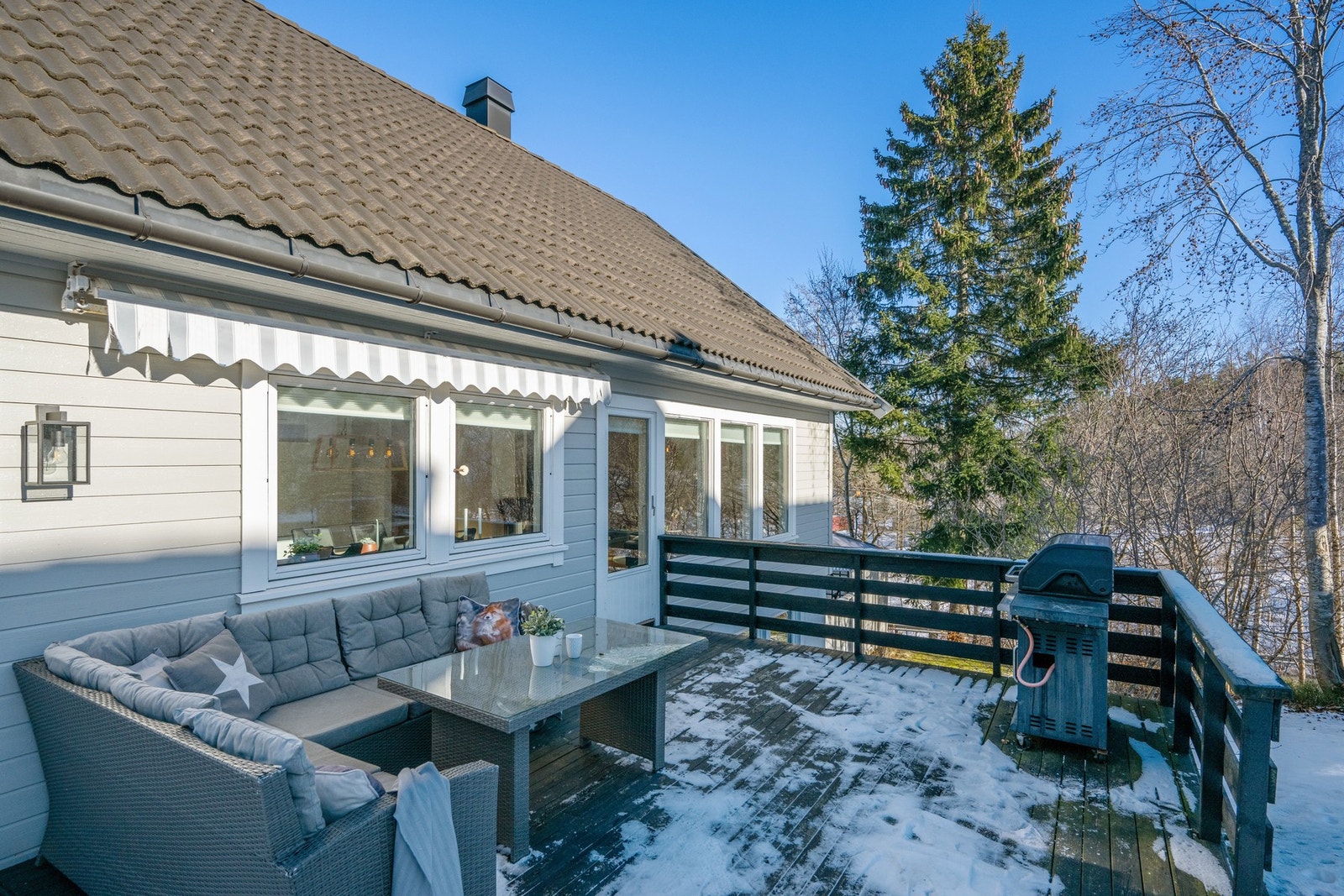 Fra stuen er det utgang til denne solfylte uteplassen Galleribilde