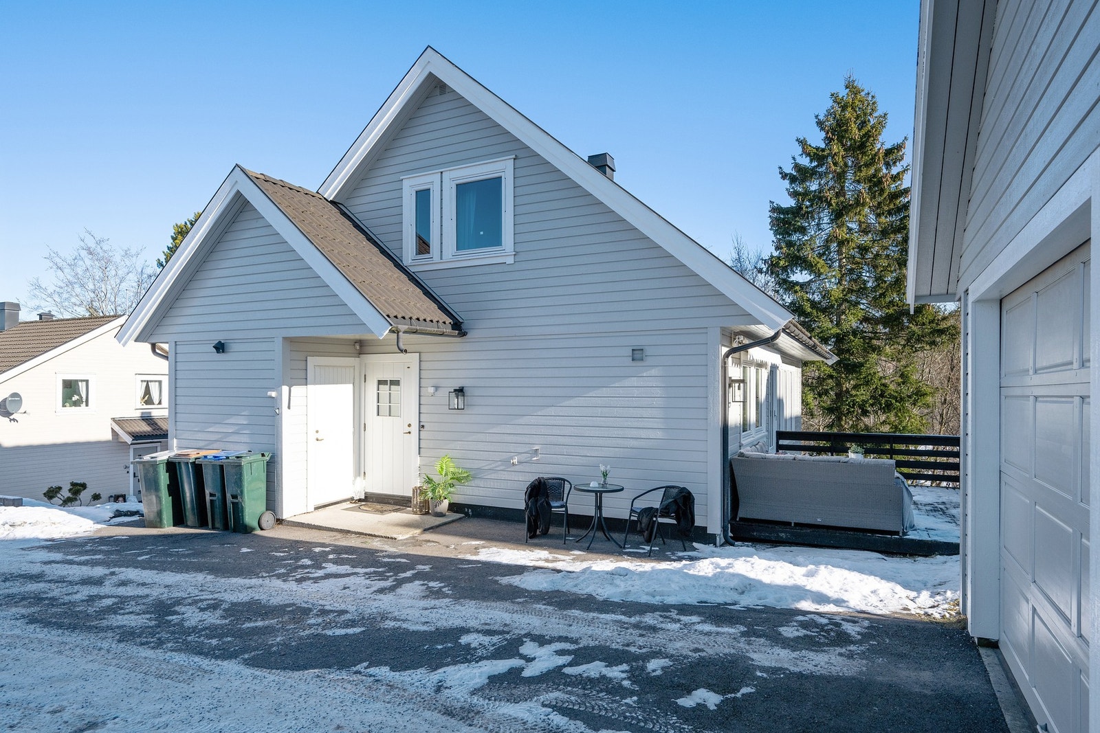 Flott halvpart av tomannsbolig med garasje og asfaltert gårdsplass Galleribilde