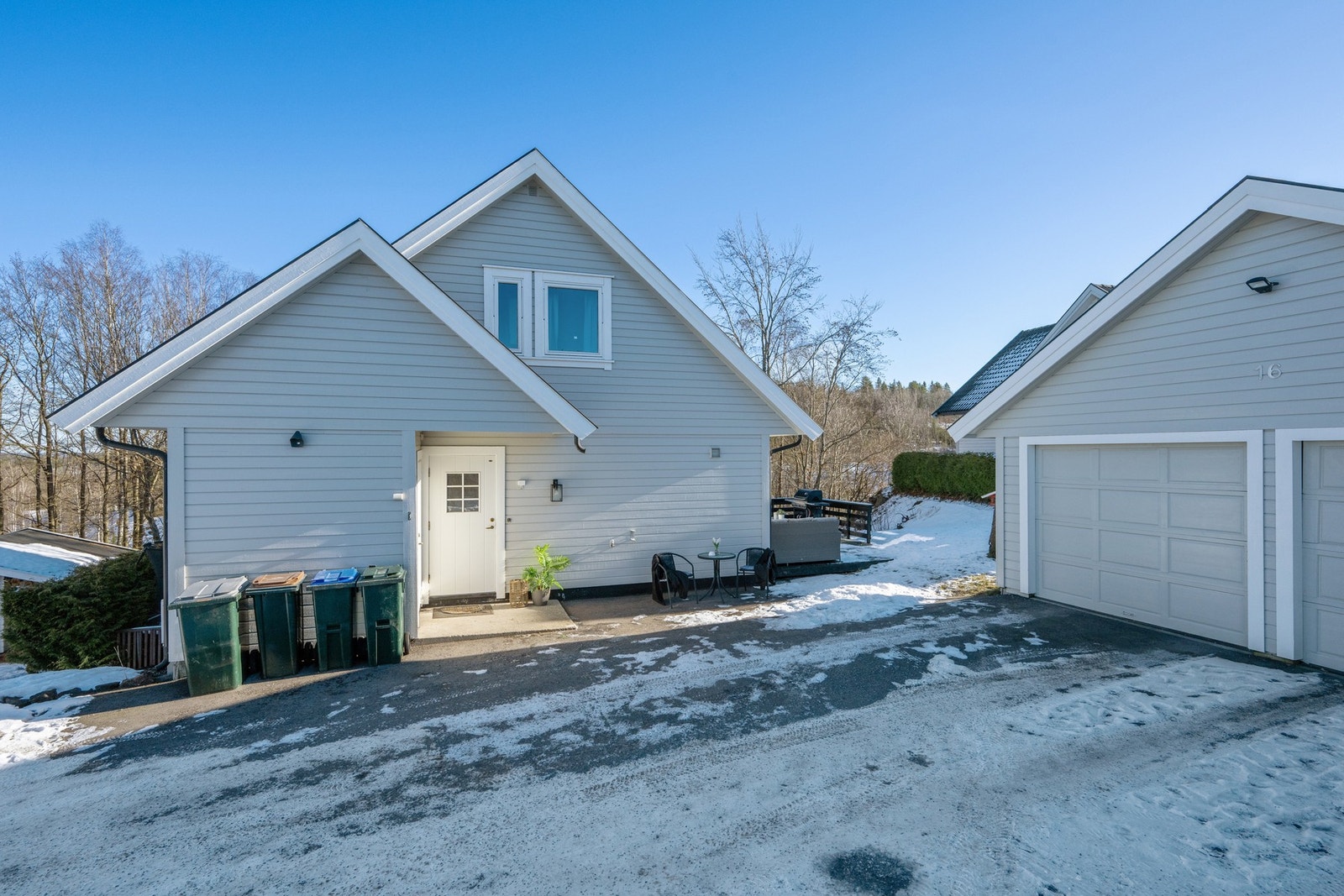 Parkering i egen del av dobbelgarasjen og på asfaltert gårdsplass Galleribilde