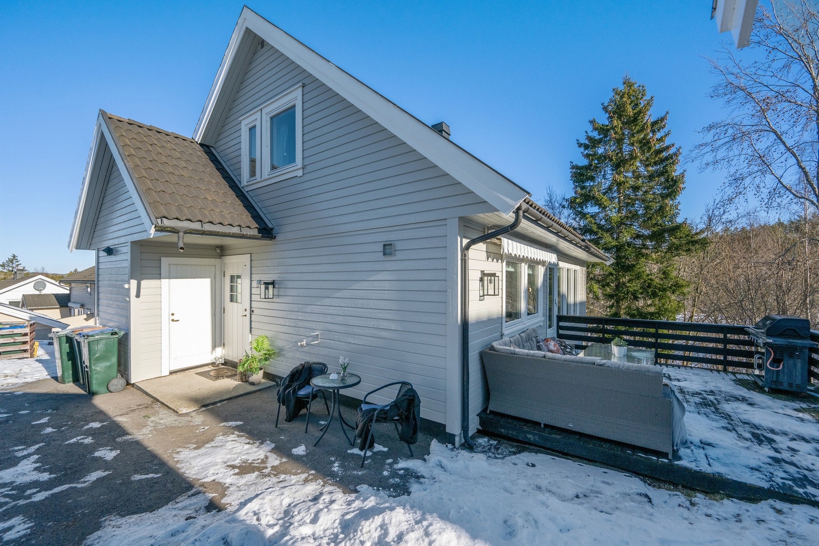 Boligen ligger innerst i blindvei med god plass Galleribilde