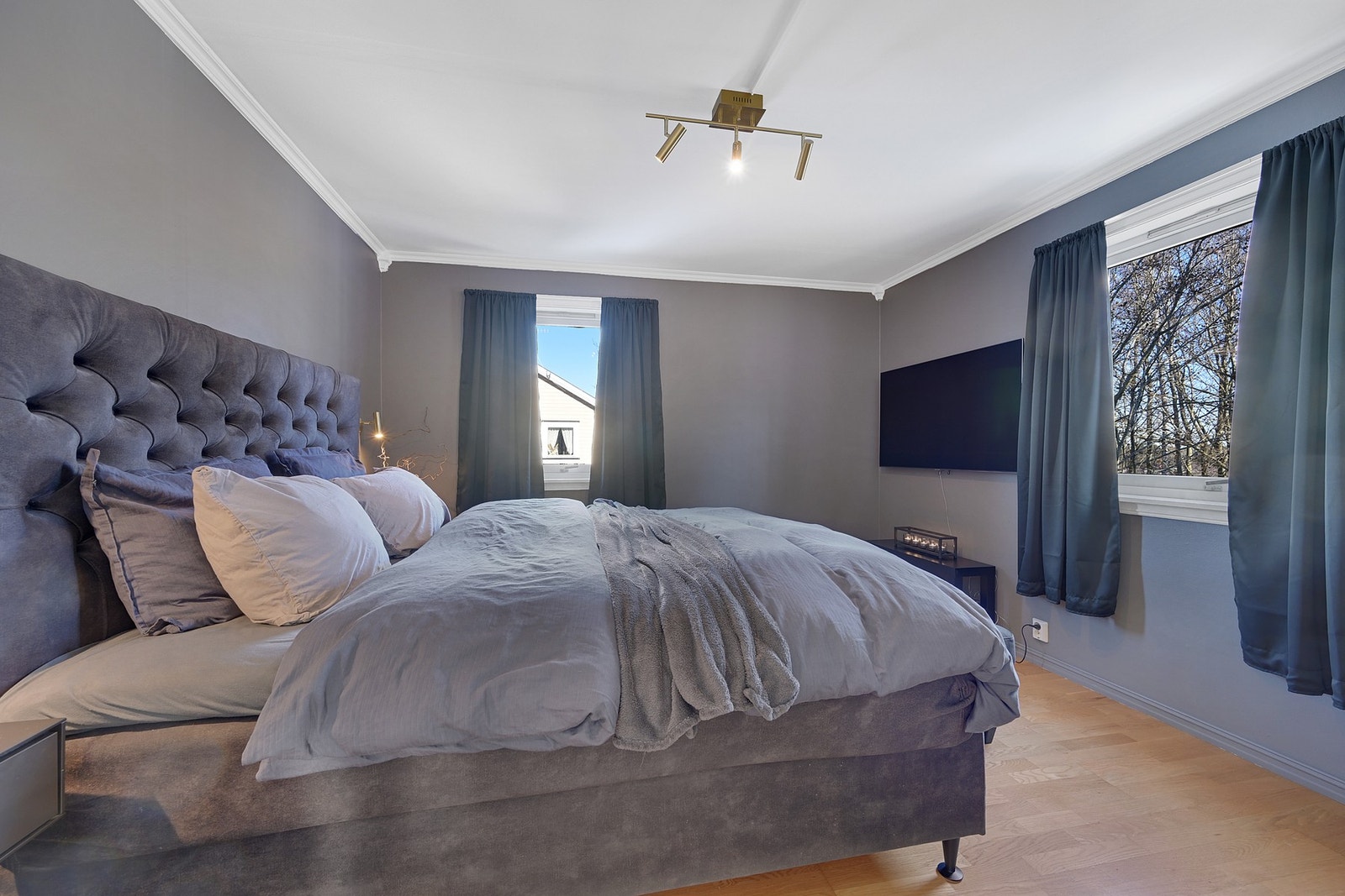 Hovedsoverommet ligger i første etasje, der man har tatt litt av stuen Galleribilde