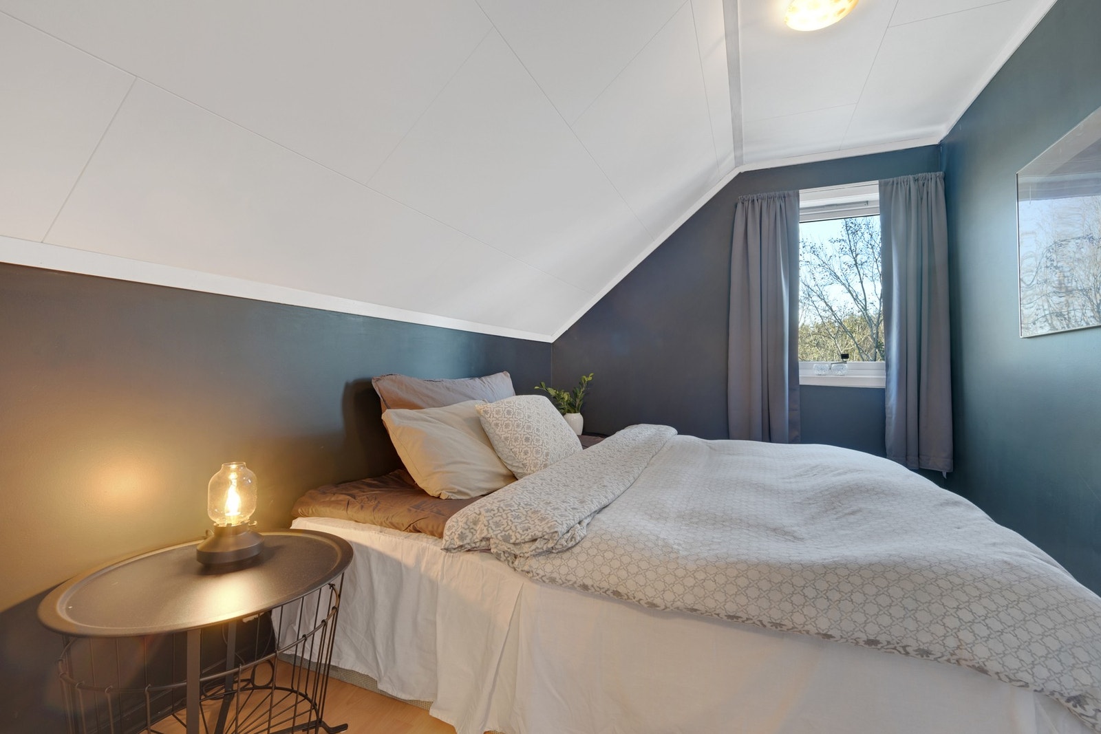 Det er 3 soverom i 2. etasje. Her soverom nummer 2 Galleribilde