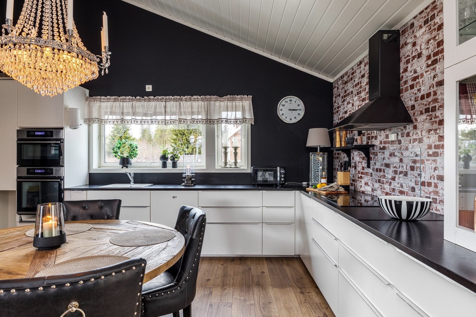 Godt med skap- og benkeplass på kjøkkenet. Galleribilde