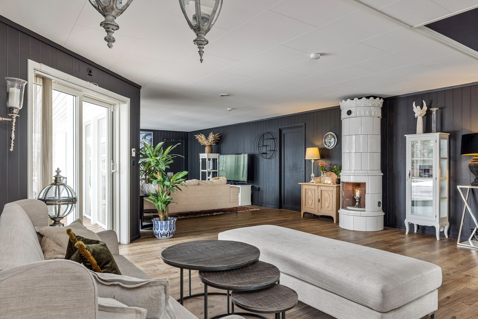 Romslig stue med flere møbleringsmuligheter. Galleribilde