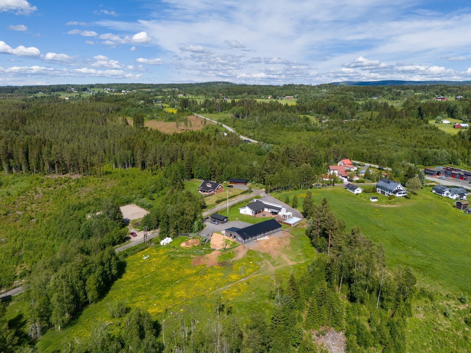 Det er ridebane opparbeidet på tomten. Galleribilde