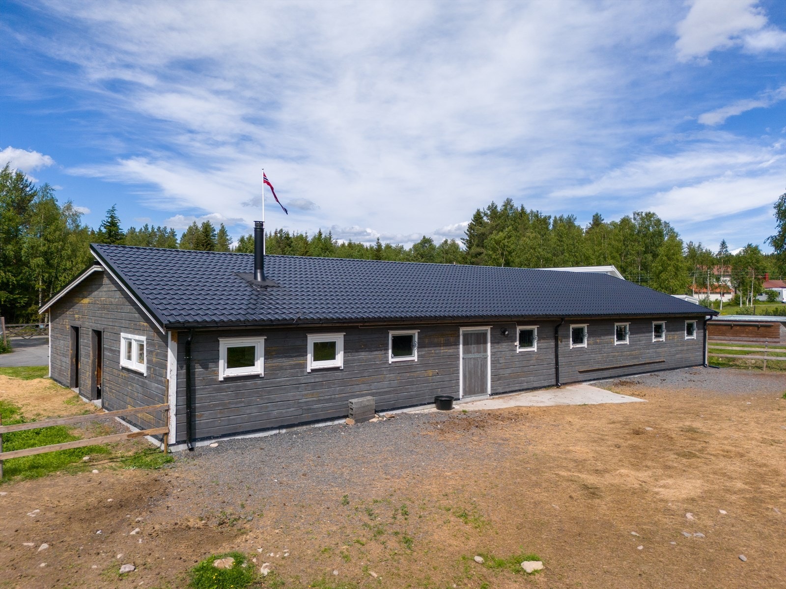 Stall fra 2019 med blant annet 9 stallbokser. Galleribilde